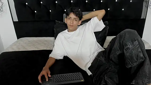 Snapshot of Sebas_cat chatting on 02.02.26 Sebas cat online show from 02.02.26