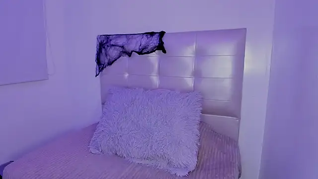 Snapshot of Anna_Blade_ chatting on 10.27.25 Anna Blade online show from 10.27.25