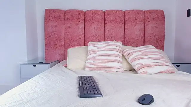 emmacurvy online show from 11.28.25