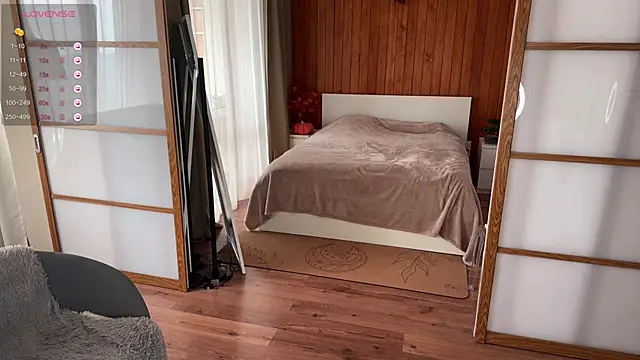 Snapshot of PlumyBun chatting on 10.05.25 PlumyBun online show from 10.05.25