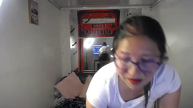 Snapshot of scarlett_widow_ chatting on 10.19.25 scarlett widow online show from 10.19.25