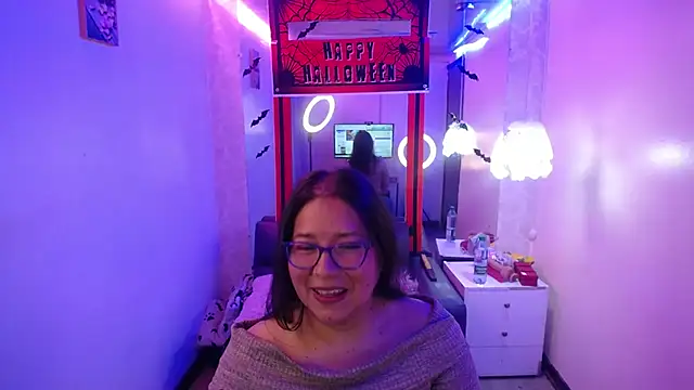 Snapshot of scarlett_widow_ chatting on 10.20.25 scarlett widow online show from 10.20.25