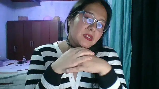 Snapshot of scarlett_widow_ chatting on 10.28.25 scarlett widow online show from 10.28.25