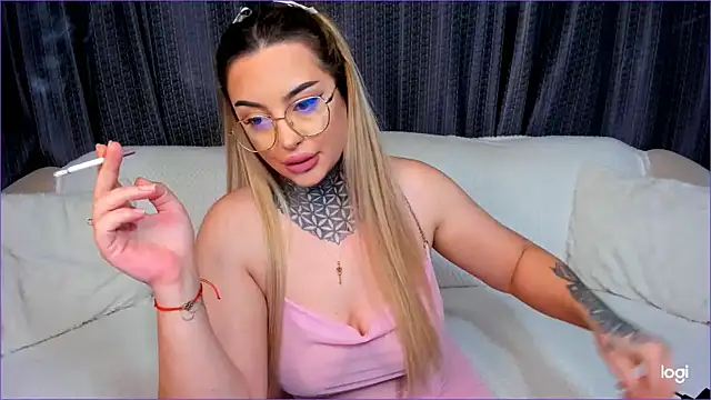 Snapshot of Bom_Bon1 chatting on 11.18.25 Bom Bon1 online show from 11.18.25