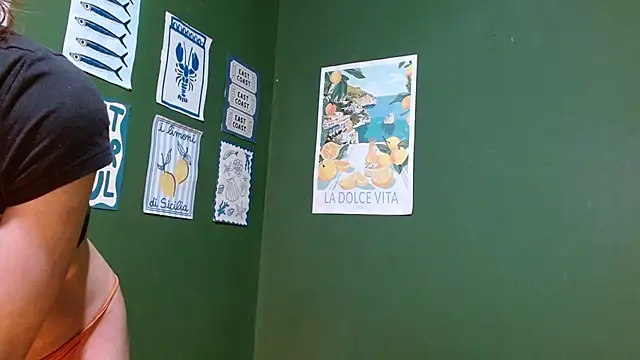 Roxiehood online show from 10.25.25