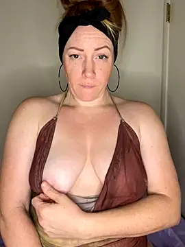 Snapshot of ChiliRoja chatting on 11.29.25 ChiliRoja online show from 11.29.25