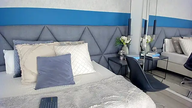 Mia Roswell online show from 10.23.25