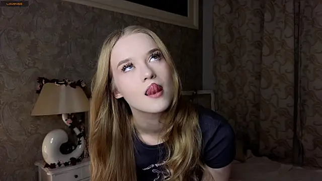 Snapshot of Emma_Frosty chatting on 10.24.25 Emma Frosty online show from 10.24.25