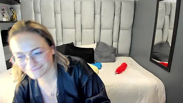 Snapshot of Charlot_milf chatting on 02.20.26 Charlot milf online show from 02.20.26