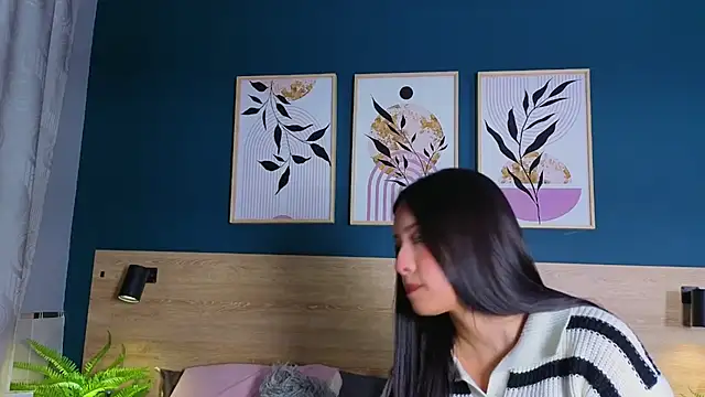 Snapshot of SarahMiler_ chatting on 11.17.25 SarahMiler online show from 11.17.25