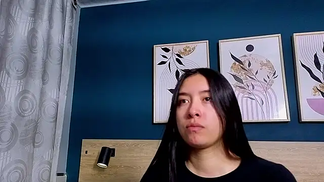 Snapshot of SarahMiler_ chatting on 12.05.25 SarahMiler online show from 12.05.25