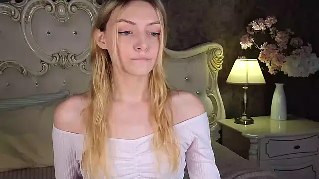 Snapshot of CindyFors chatting on 09.17.25 CindyFors online show from 09.17.25