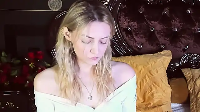 Snapshot of CindyFors chatting on 10.10.25 CindyFors online show from 10.10.25