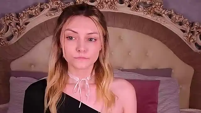 Snapshot of CindyFors chatting on 10.26.25 CindyFors online show from 10.26.25