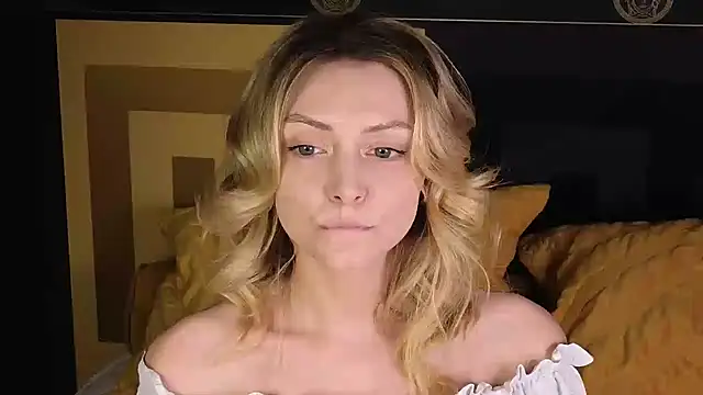 Snapshot of CindyFors chatting on 11.25.25 CindyFors online show from 11.25.25