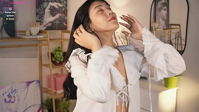 Snapshot of MoiraEger chatting on 09.18.25 MoiraEger online show from 09.18.25