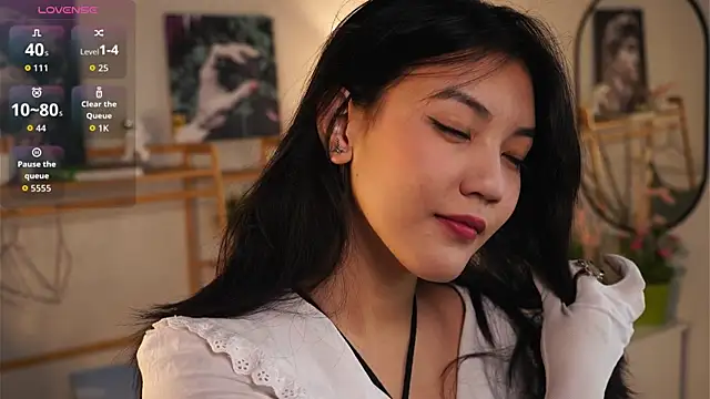 Snapshot of MoiraEger chatting on 10.01.25 MoiraEger online show from 10.01.25