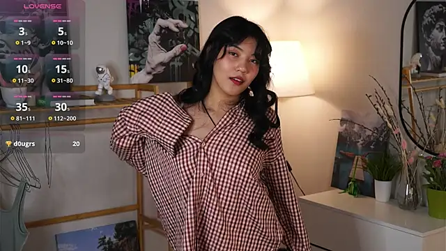 Snapshot of MoiraEger chatting on 10.04.25 MoiraEger online show from 10.04.25