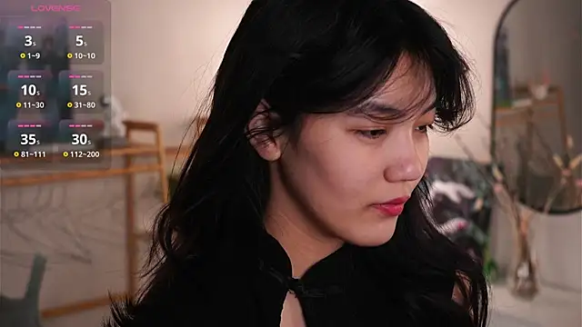 Snapshot of MoiraEger chatting on 10.11.25 MoiraEger online show from 10.11.25