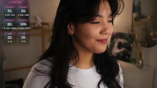 Snapshot of MoiraEger chatting on 10.13.25 MoiraEger online show from 10.13.25