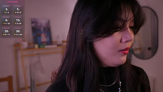 Snapshot of MoiraEger chatting on 10.27.25 MoiraEger online show from 10.27.25