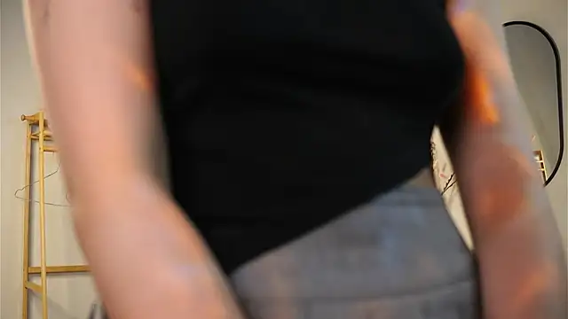 Snapshot of MoiraEger chatting on 12.05.25 MoiraEger online show from 12.05.25