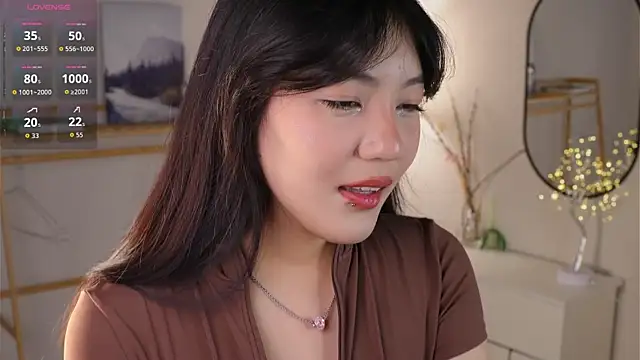 Snapshot of MoiraEger chatting on 12.18.25 MoiraEger online show from 12.18.25