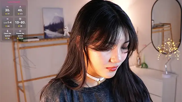 Snapshot of MoiraEger chatting on 12.19.25 MoiraEger online show from 12.19.25