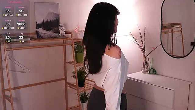 Snapshot of MoiraEger chatting on 12.20.25 MoiraEger online show from 12.20.25