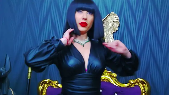 Snapshot of LaraMaeve chatting on 10.18.25 LaraMaeve online show from 10.18.25