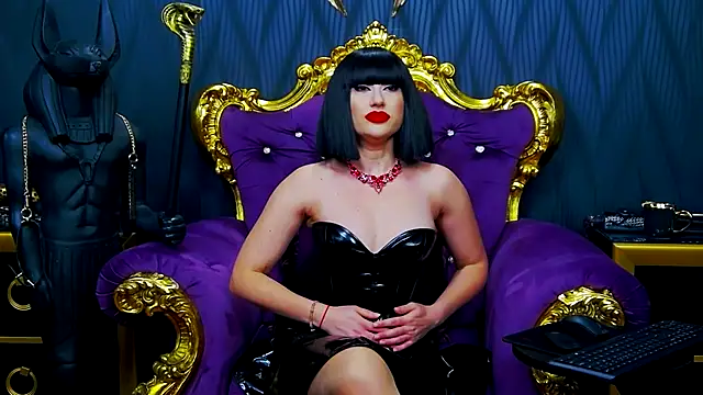 Snapshot of LaraMaeve chatting on 11.14.25 LaraMaeve online show from 11.14.25