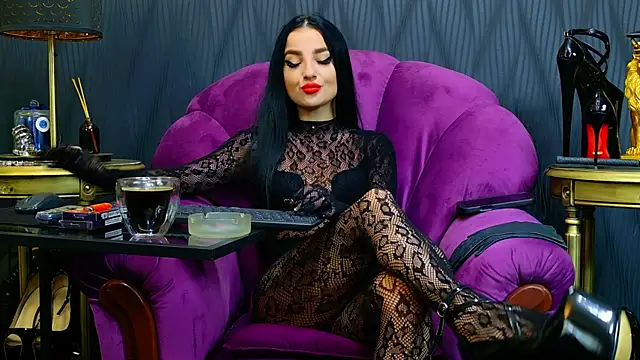 Snapshot of VivianReeve chatting on 10.24.25 VivianReeve online show from 10.24.25