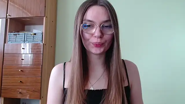 LooveELLYx online show from 04.16.26