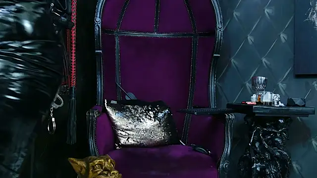 Snapshot of FinDomKaya chatting on 10.15.25 FinDomKaya online show from 10.15.25