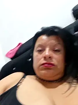 Snapshot of Hanna_Kieran chatting on 10.30.25 Hanna Kieran online show from 10.30.25