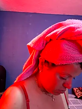 Snapshot of Hanna_Kieran chatting on 11.19.25 Hanna Kieran online show from 11.19.25