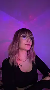 Snapshot of alesziarose chatting on 11.18.25 alesziarose online show from 11.18.25