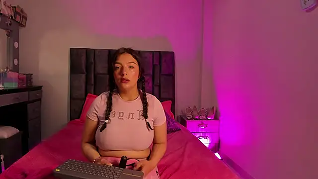 Esmeraldaa- online show from 11.26.25