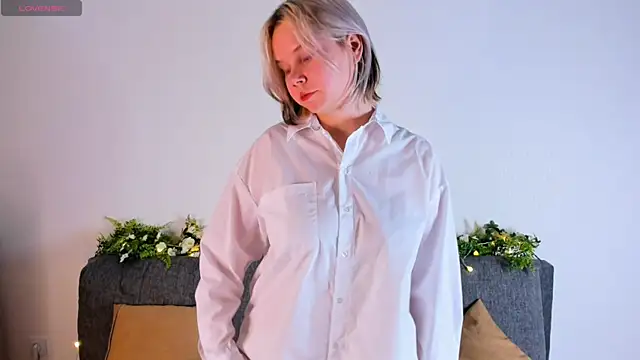 Snapshot of girlllsooft chatting on 09.22.25 girlllsooft online show from 09.22.25