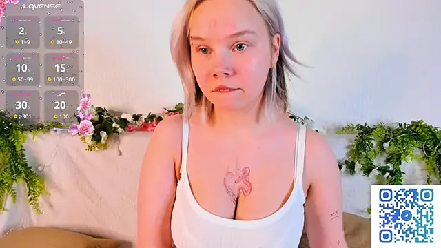 Snapshot of girlllsooft chatting on 10.04.25 girlllsooft online show from 10.04.25