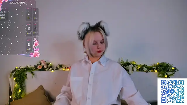 Snapshot of girlllsooft chatting on 10.23.25 girlllsooft online show from 10.23.25