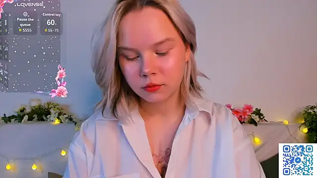 Snapshot of girlllsooft chatting on 11.10.25 girlllsooft online show from 11.10.25