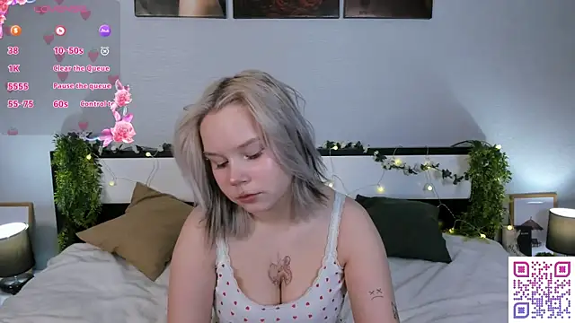 Snapshot of girlllsooft chatting on 12.17.25 girlllsooft online show from 12.17.25