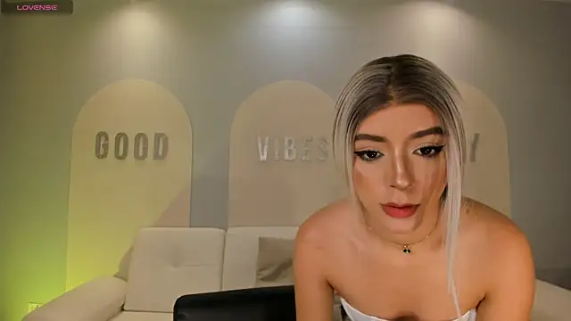 IsabellaMoreau online show from 12.19.25