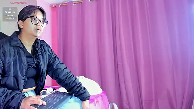 Snapshot of Azul_Moon chatting on 11.25.25 Azul Moon online show from 11.25.25