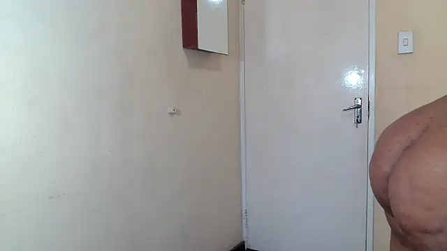 Snapshot of HugeTitisxx chatting on 03.20.26 HugeTitisxx online show from 03.20.26