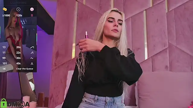 Snapshot of SelenaDaze chatting on 11.24.25 SelenaDaze online show from 11.24.25