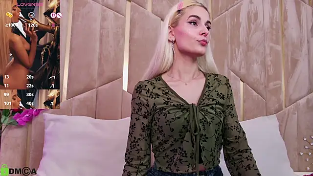 SelenaDaze online show from 04.19.26