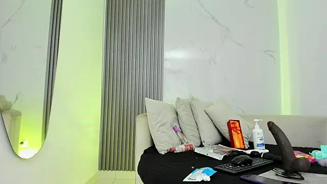 Snapshot of kiaratentation chatting on 09.19.25 kiaratentation online show from 09.19.25