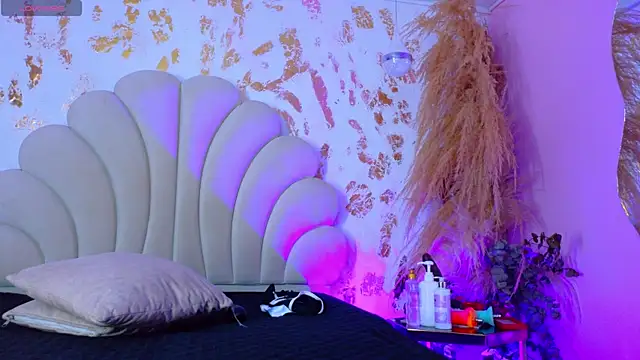 Snapshot of kiaratentation chatting on 09.30.25 kiaratentation online show from 09.30.25